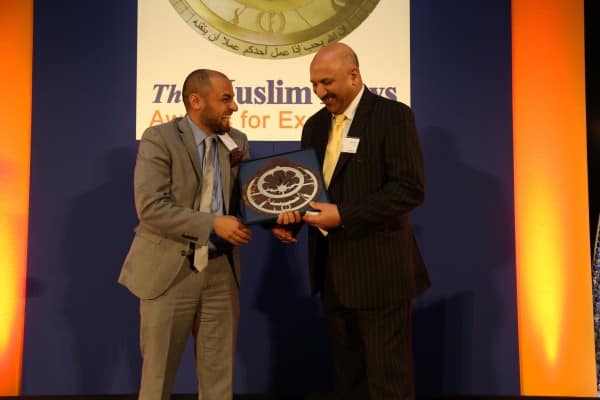 Ali receiving Muslim News Award